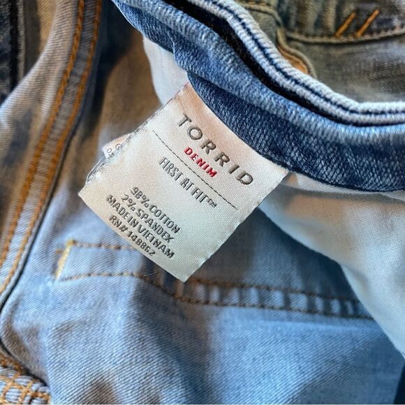 Women’s Torrid Denim Jean shorts size 18 distressed long shorts - Picture 4 of 5